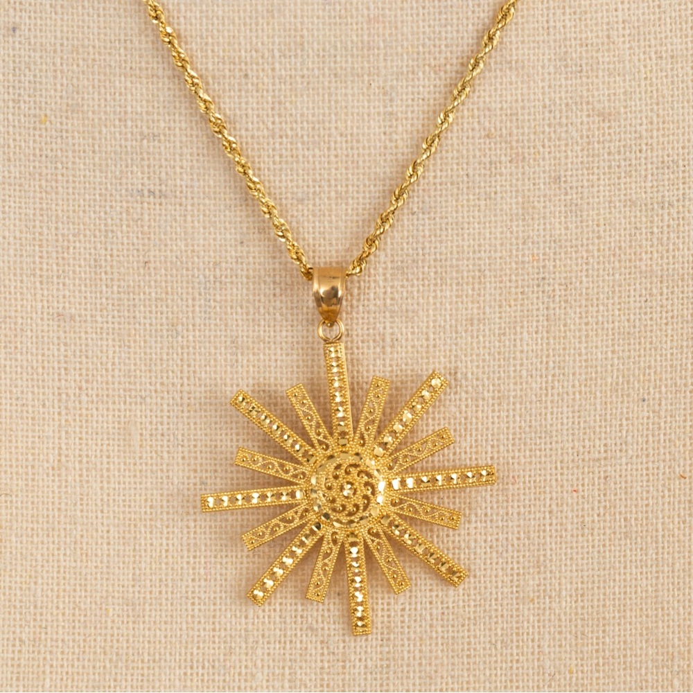 L14K gold rope chain choker necklace with starburst pendant